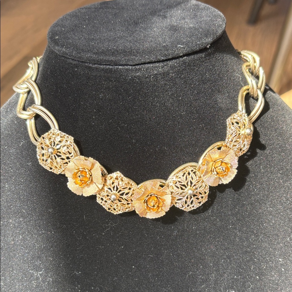 Elegant Gold Floral Necklace